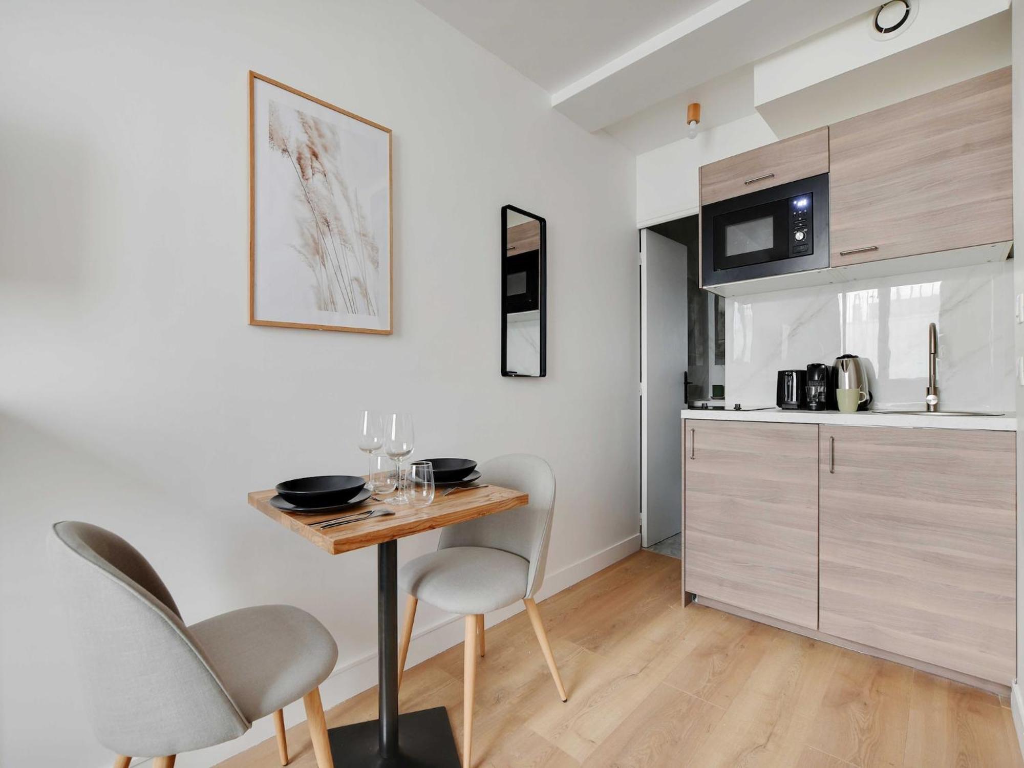 Peaceful -2p- Square Des Batignolles Paris